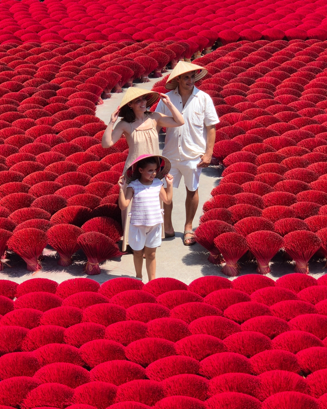 Joana, Bruno e Valentina entre incenso vermelho no Vietname